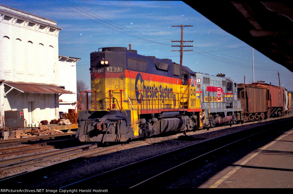 CO 3877 switches a cut of cars in the yard